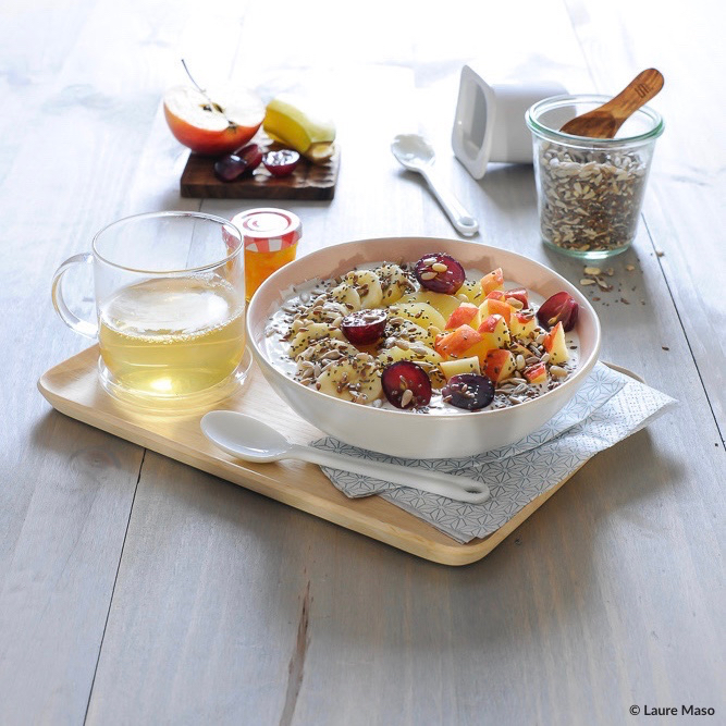 labelaure photographie culinaire blogueuse culinaire recette petit déjeuner healthy fruits de saison graines yaourt de vache chèvre soja thé vert