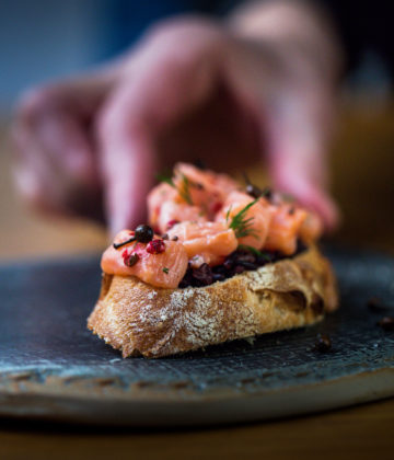 Laissez vous séduire en hiver par une tartine gourmande au dés de saumon et poivre toasté