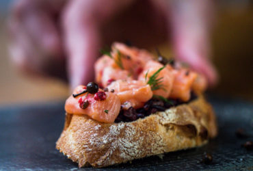 Laissez vous séduire en hiver par une tartine gourmande au dés de saumon et poivre toasté
