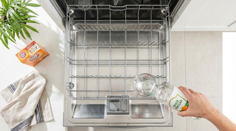 attention : découvrez pourquoi un geste courant avec du vinaigre peut endommager votre lave-vaisselle et comment éviter ce risque pour prolonger la vie de votre appareil.