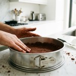découvrez notre cheesecake à l'orange, léger et savoureux, posé sur un lit fondant de chocolat pour une gourmandise aérienne et irrésistible.