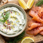 découvrez nos délices croustillants : des crackers légers garnis de saumon fumé savoureux et de fromage frais onctueux, parfaits pour un apéritif raffiné et gourmand.