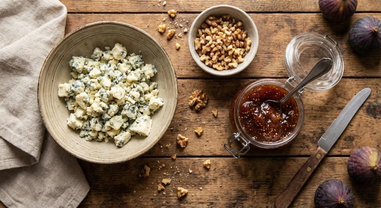 découvrez notre recette festive et gourmande de toasts au fromage bleu, parfaits pour régaler vos invités lors des fêtes avec une touche de raffinement et de saveurs riches.