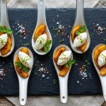 découvrez l'alliance parfaite du sucré et du salé avec nos cuillères gourmandes de mangue rôtie au miel, accompagnées de fromage frais onctueux, pour une explosion de saveurs en bouche.