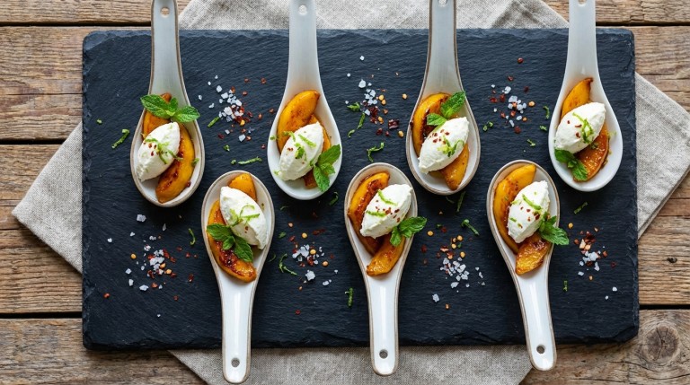 découvrez l'alliance parfaite du sucré et du salé avec nos cuillères gourmandes de mangue rôtie au miel, accompagnées de fromage frais onctueux, pour une explosion de saveurs en bouche.