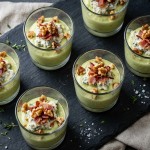 découvrez notre verrine gourmande alliant la douceur de l'avocat crémeux, la saveur intense du lard fumé et le fondant unique du roquefort pour une explosion de saveurs.