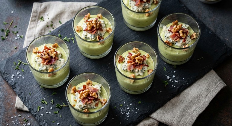 découvrez notre verrine gourmande alliant la douceur de l'avocat crémeux, la saveur intense du lard fumé et le fondant unique du roquefort pour une explosion de saveurs.
