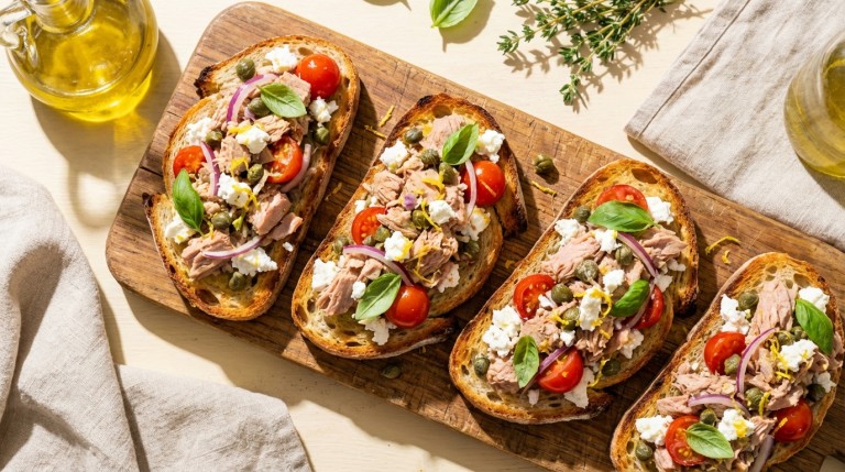 découvrez une délicieuse recette de bruschetta au thon et fromage de chèvre, savoureuse et facile à préparer pour un repas rapide et gourmand.