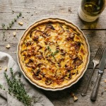 découvrez une quiche aux oignons savoureuse qui convainc même les plus réticents aux légumes grâce à sa texture fondante et son goût délicat.