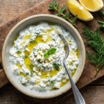 découvrez notre recette gourmande et saine de wraps croustillants au poulet, avec céleri frais, feta fondante et mâche, pour un repas équilibré et savoureux.