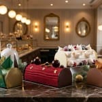 Bûche de Noël 2025 au Shangri-La Paris, design floral avec vanille intense et chocolat blanc