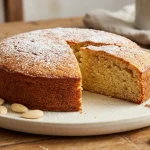 Gâteau moelleux aux amandes sur assiette blanche