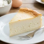 Part de gâteau au fromage blanc sur assiette