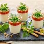 découvrez notre recette délicieuse et raffinée de panna cotta au fromage frais, accompagnée d'une crème de tomate onctueuse et de petits pois croquants. un délice gourmand alliant fraîcheur et originalité pour vos repas.