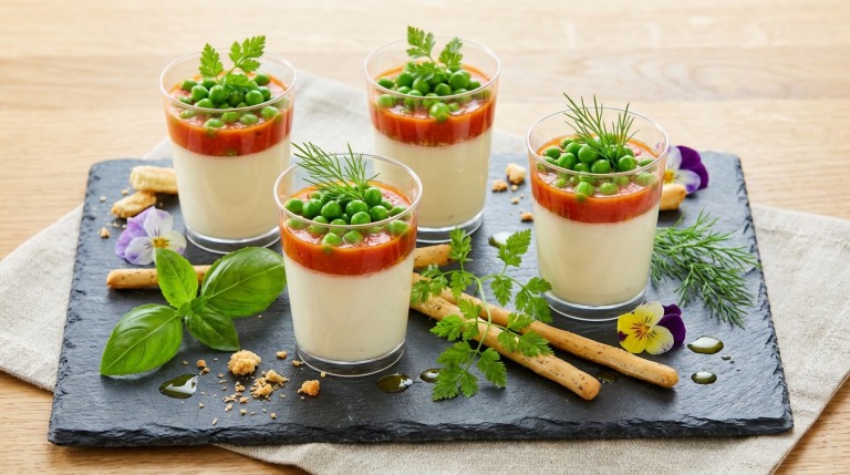 découvrez notre recette délicieuse et raffinée de panna cotta au fromage frais, accompagnée d'une crème de tomate onctueuse et de petits pois croquants. un délice gourmand alliant fraîcheur et originalité pour vos repas.
