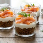 découvrez notre recette gourmande de verrines au saumon fumé, pain d’épices et fromage frais, pour une explosion de saveurs raffinées et une présentation élégante.