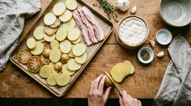 découvrez notre recette simple et gourmande de la délicieuse pizza au mont d’or, idéale pour un repas convivial et savoureux.