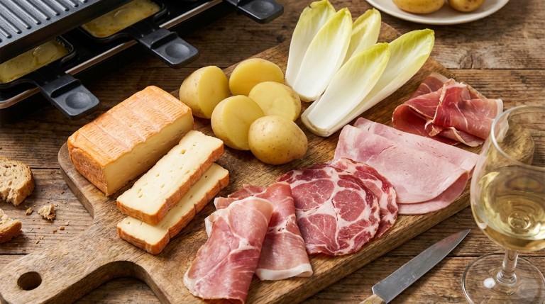découvrez la délicieuse raclette ch’ti alliant maroilles fondant, jambon savoureux et endives croquantes pour un repas convivial et gourmand.