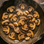 découvrez la recette facile et gourmande du soufflé aux champignons de paris et fromage fondant, idéale pour impressionner vos invités avec un plat savoureux et léger.