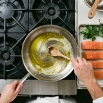 découvrez les 4 erreurs cruciales à éviter pour réussir une cuisson parfaite du saumon et savourer un plat délicieux à chaque fois.