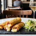 découvrez la recette gourmande des roulés de pommes de terre au fromage à raclette, une spécialité savoureuse et facile à réaliser pour régaler toute la famille.