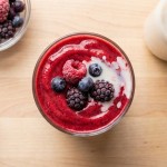 découvrez notre recette express de smoothie aux fruits rouges, une boisson fraîche et saine prête en seulement 5 minutes pour un rafraîchissement immédiat.