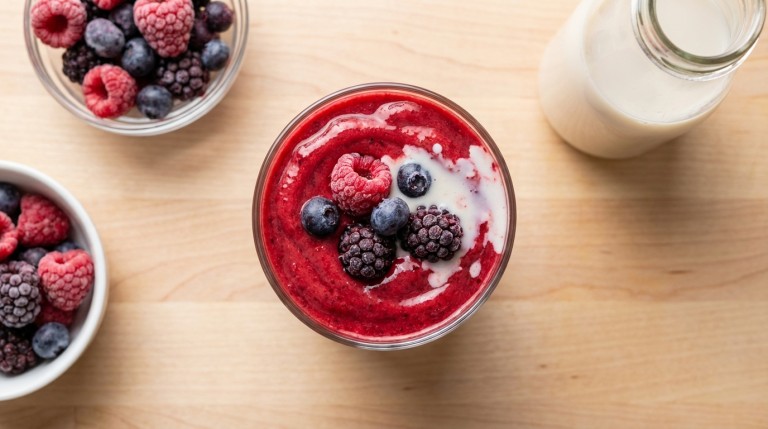 découvrez notre recette express de smoothie aux fruits rouges, une boisson fraîche et saine prête en seulement 5 minutes pour un rafraîchissement immédiat.