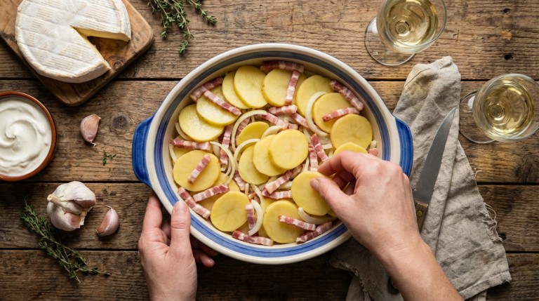 découvrez notre tartiflette authentique avec des pommes de terre savoureuses et du reblochon fondant, pour un repas gourmand et réconfortant.