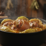 découvrez une potée mijotée en cocotte alliant la douceur du chou tendre et la saveur du jarret salé, un plat réconfortant parfait pour partager des moments chaleureux en hiver.