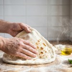 savourez notre délicieuse pizza césar, généreusement garnie de copeaux de parmesan savoureux pour une expérience gustative unique.