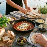 découvrez notre recette de feta fondante et tomates rôties au four, une explosion authentique de saveurs méditerranéennes qui éveillera vos papilles.