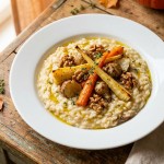 découvrez une recette gourmande de risotto aux légumes oubliés et noix du périgord, un plat savoureux et original qui ravira vos papilles.