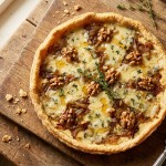 découvrez notre tarte au gorgonzola, une savoureuse symphonie de fromages qui ravira vos papilles avec son goût unique et fondant.