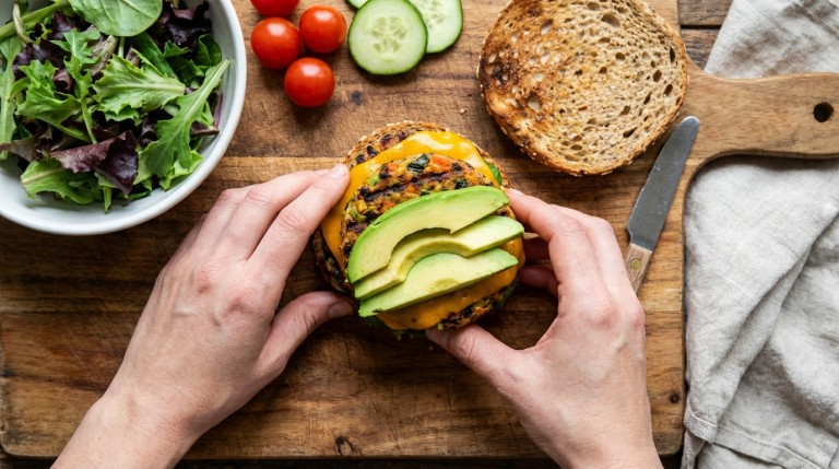 découvrez une recette originale et gourmande de burger à l’avocat et au fromage, alliant saveurs crémeuses et ingrédients frais pour un délice unique.