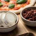 découvrez notre délicieuse recette de pizza au chèvre et lardons, une explosion de saveurs pour régaler vos papilles en toute simplicité.