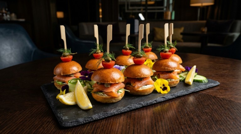 découvrez une recette savoureuse et facile de mini-burgers au saumon fumé et fromage frais, parfaits pour une entrée gourmande ou un apéritif convivial.