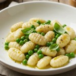 découvrez notre recette facile et savoureuse de gnocchis légers aux petits pois, idéale pour un repas rapide et gourmand.