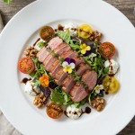 découvrez notre salade raffinée alliant magret de canard fumé et une onctueuse sauce au fromage frais, une alliance parfaite de saveurs délicates pour un repas gourmand et léger.