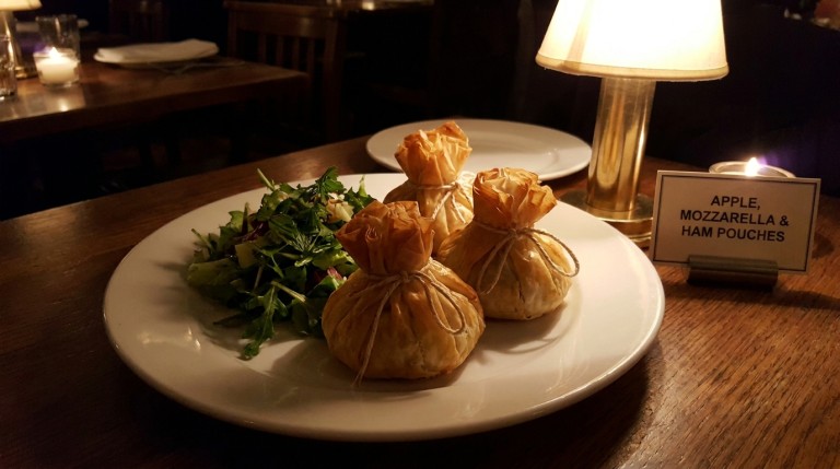 découvrez nos aumônières gourmandes et légères alliant pomme croquante, mozzarella fondante et jambon sec savoureux pour un plaisir délicat et raffiné.