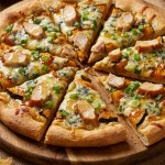 savourez l'automne avec notre pizza gourmande au bleu crémeux, poulet fumé et oignons nouveaux, une explosion de saveurs riches et réconfortantes.