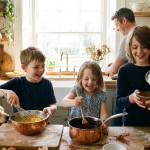 découvrez notre recette facile et ludique de mousse au chocolat légère à préparer en famille. partagez un moment gourmand et convivial avec vos enfants !