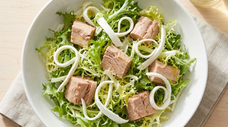 découvrez une délicieuse salade frisée au thon accompagnée de fines languettes de fromage frais, une recette simple et pleine de fraîcheur parfaite pour vos repas légers et savoureux.
