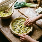 découvrez notre délicieuse tarte aux poireaux fondants et au fromage bleu savoureux, une recette gourmande parfaite pour un repas convivial et raffiné.