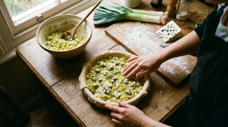 découvrez notre délicieuse tarte aux poireaux fondants et au fromage bleu savoureux, une recette gourmande parfaite pour un repas convivial et raffiné.