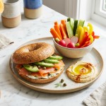 découvrez la recette incontournable du délicieux bagel au saumon fumé et avocat crémeux, un savoureux mélange parfait pour un repas gourmand et healthy.