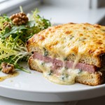 savourez un délicieux croque-monsieur au jambon sec, accompagné d'une crème onctueuse au fromage bleu, pour un repas gourmand et raffiné.