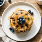 découvrez notre recette detox de pancakes aux myrtilles, idéale pour un petit-déjeuner sain et délicieux qui boostera votre énergie dès le matin.