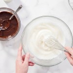 découvrez une recette simple et abordable de mousse au chocolat légère, parfaite pour un dessert gourmand sans culpabilité. facile à réaliser, elle ravira vos papilles tout en restant légère.