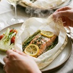 découvrez une recette saine et savoureuse de saumon en papillote, cuisiné avec des herbes fraîches et un fromage délicat pour un plat léger et plein de saveurs.