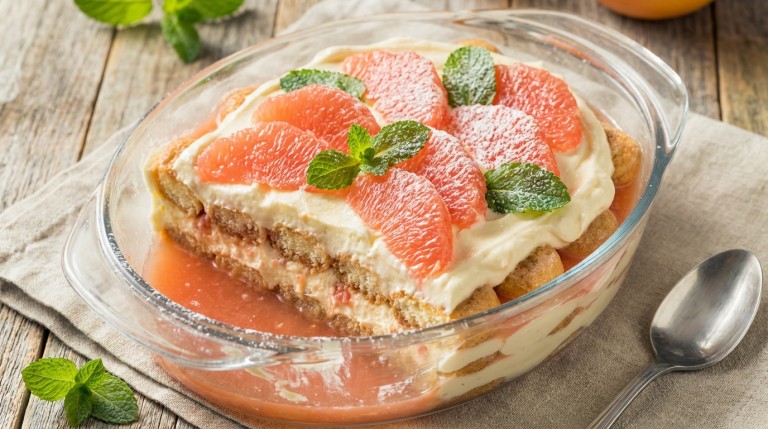 découvrez notre recette de tiramisu gourmand au fromage frais et pamplemousse, une alliance parfaite de fraîcheur et de douceur pour un dessert léger et savoureux.